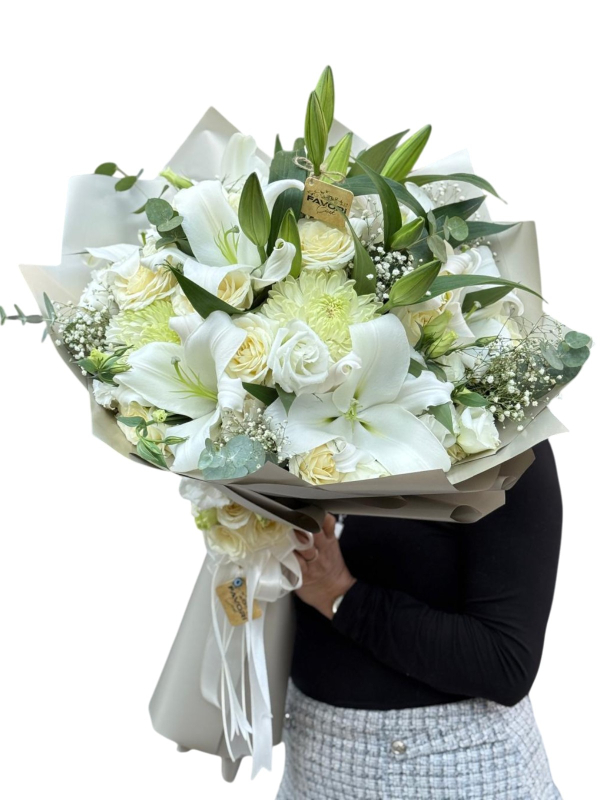 Beyaz Lilyum ve Krem Güllerle Zarif Premium Buket