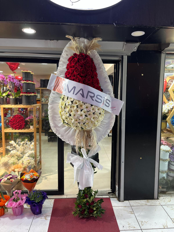 Kırmızı Güllü ve Beyaz Gerberalı Özel Tasarım Çelenk