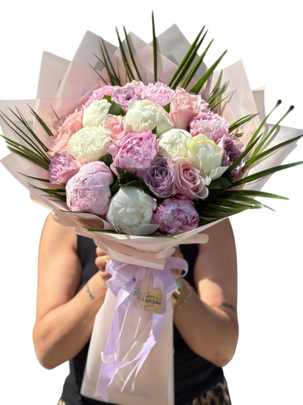 Şakayıklar ve İthal Güllerle Masterpiece Buket