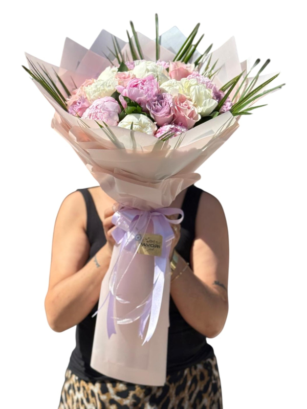 Şakayıklar ve İthal Güllerle Masterpiece Buket